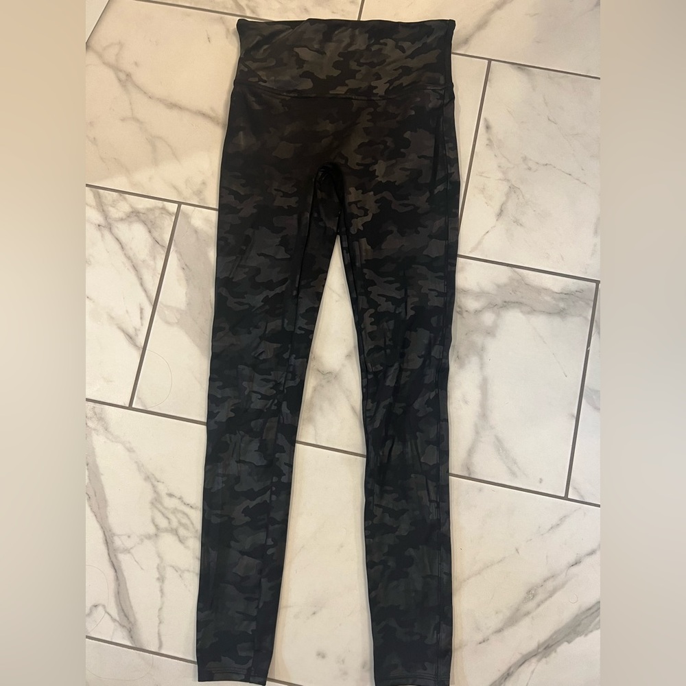 SPANX faux leather black leggings in camo pattern (black).